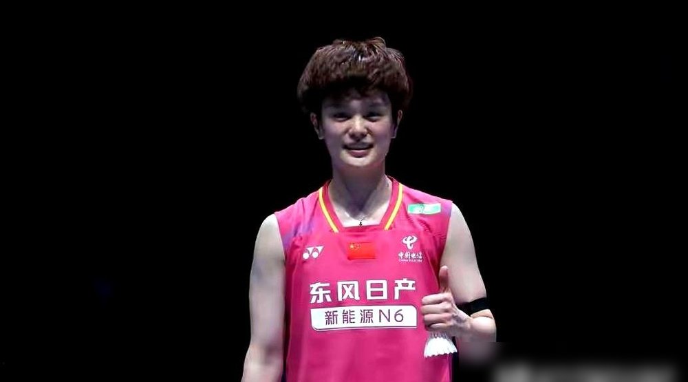 3-11落后，对面是世界第六，换别人早崩了。
王祉怡硬是一分一分咬回来，21-17、21-16，把瓦尔达尼送走。
丹麦赛打到四强，国羽女单就剩她一个。陈雨菲退了，韩悦退了，队友韩千禧被她两局21-9横扫。
没人兜底的时候，她反而最稳。
上一轮打韩千禧，比分跟训练赛似的。这一轮先挖坑再填坑，心
