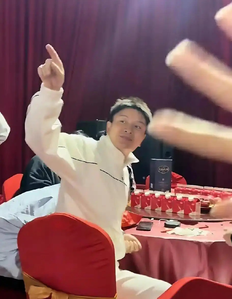 山西临汾农村婚宴上，贾乃亮乔杉同桌吃席嗑瓜子，被围观合照却这回应，让人意外？ ​