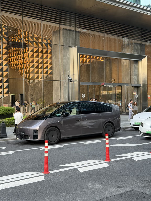 偶遇新一代mega，感觉比老款更帅了！#理想汽车#理想mega #新款理想mega #有理想的生活颜值高的车 #街拍豪车