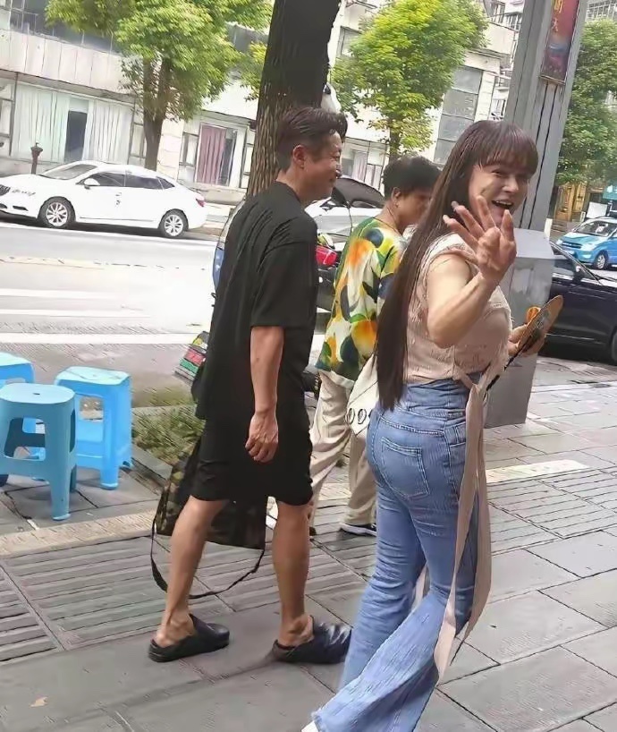 冉莹颖在节目里说了一件事。
​创业最难那几年，她跟邹市明去过三次民政局，想离婚，最后都没离成。
​这个细节比亏了两个亿更让人心里一沉。
​外面看是拳王夫妇创业翻车，里面其实是一个家庭差点被债务拆散。冉莹颖说那几年长期分房睡，一个人带三个孩子，每天睁眼想的就是怎么还钱。她去民政局那三 ​
