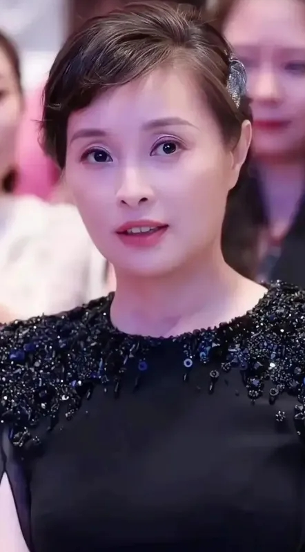 53岁的吴越做了一笔让圈里人直摇头的买卖：卖掉佘山300多平别墅，换静安区医院旁