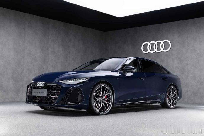 全新奥迪A6L的动感型外观，L型飞翼元素彰显激情

动感型外观是全新奥迪A6L的另一面。汲取赛车运动灵感，格栅采用方框设计，内嵌L型飞翼元素，搭配运动型气流导入口，更具力量感与动感激情🏎️。这种设计语言让车头显得更加低趴宽体，攻击性十足。

扩散器中部铝制饰件呈上扬走势，向下延伸至排气口， ​