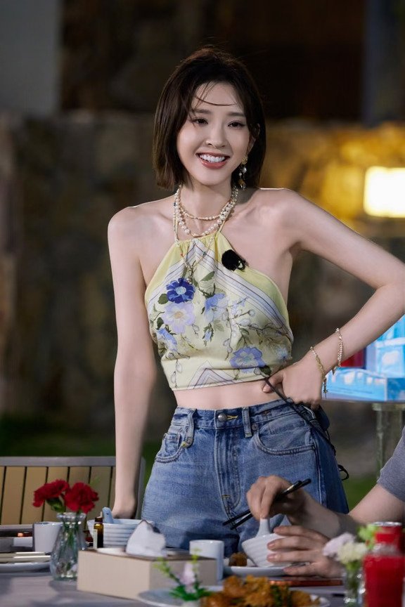 #唐艺昕 综艺不想睡的星期五造型图，印花肚兜造型尽显身线