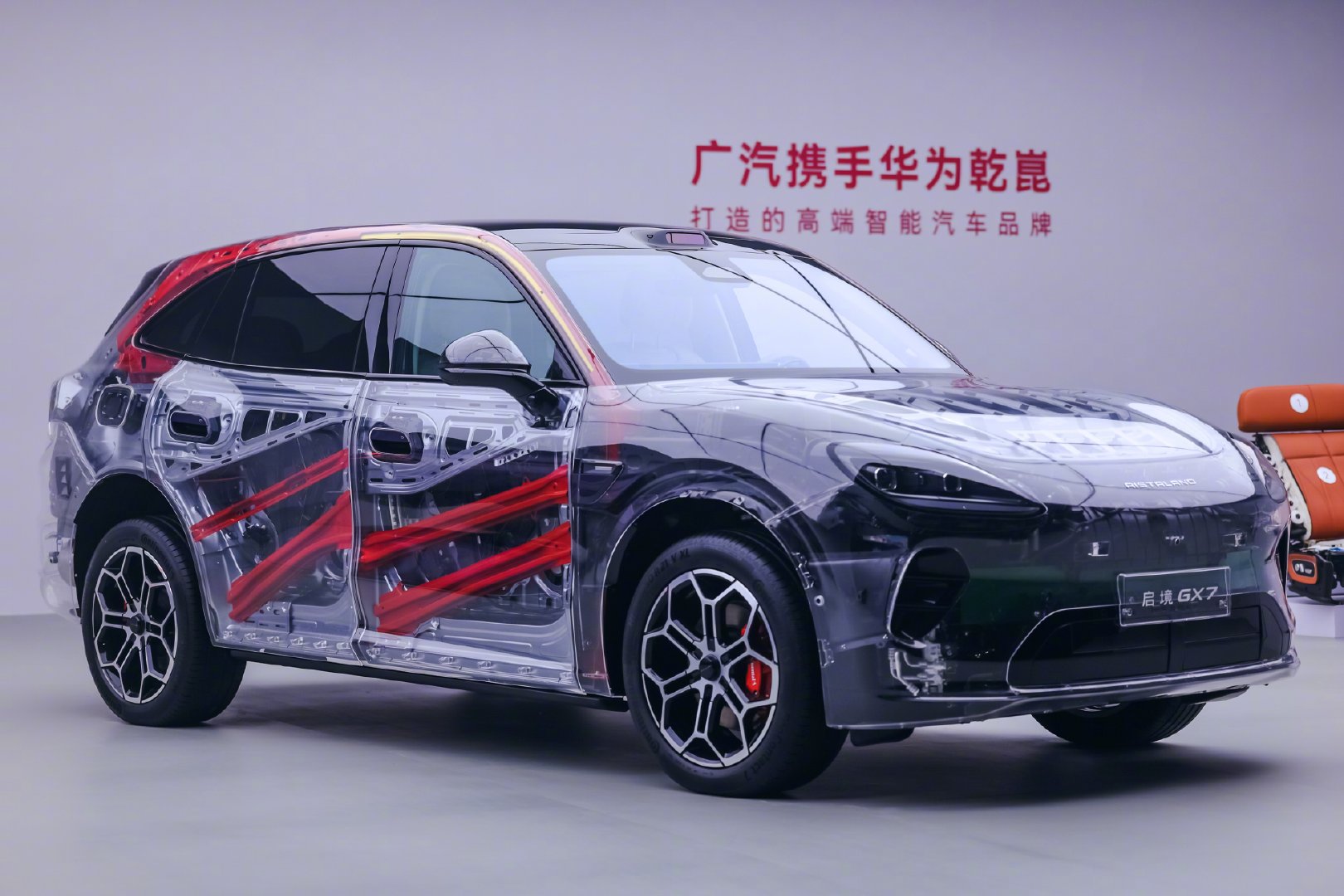 #启境GX7加入华系阔家族#【启境GX7“架构先行”，看点不止于上市配置】#广汽华为合作境系列的前瞻性# 一款智能汽车的产品力，既要看当下体验，也要看持续升级的基础。启境GX7以“架构先行”为理念，将广汽的整车工程积累与华为智能化方案深度结合：面向L3级自动驾驶的架构为技术演进预留条件，灵活的座舱布局回应家庭场景需求。其产品思路，是在机械素质、智能化和空间使用之间形成协同，探索智能汽车长期使用价值的提升路径。