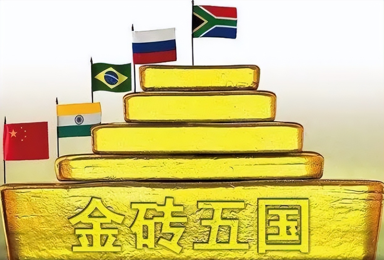重磅官宣，2027年中国接任金砖主席国，开启金砖合作第三个金色十年。金砖国家领导人第十八次会晤上，中方正式对外公布消息，2027年中国还将主办金砖国家领导人第十九次会晤。
 
今年刚好是金砖合作二十周年。二十年来，金砖机制从最初几个国家，慢慢成长为规模更大的合作平台，不少新兴市场和发展中国家陆续加入