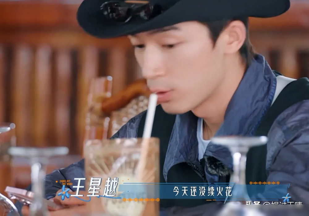 王星越在《花少》里追着周冬雨解释续火花，说每天得发视频聊天才能保住那个小图标，掉了跟要他命似的。周冬雨一脸懵，直接问：你是零零后吗？王星越还真不是，可他那火花续得比上班打卡还准时，白天当导游累成狗，睡前还得挨个给人发视频养电子宠物。一个觉得这是日常社交基本礼仪，一个压根不知道这功能存在。两代人对关系