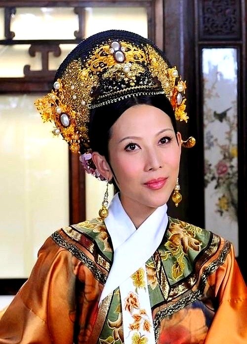 在内地拍戏这么多年，老公还是内地人，蔡少芬的普通话愣是一点长进都没有。

连袁咏仪都忍不住公开吐槽她毫无语言天赋。袁咏仪的普通话在港星里算拔尖的特例，反观蔡少芬，上了综艺提《甄嬛传》，连自己的角色“乌拉那拉氏”就从来没念标准过一次，每次张嘴都是全场笑料。

大家光顾着笑她的港普，反倒把她年轻时的颜值