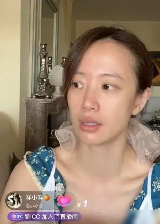 李梦素颜直播，弹幕炸了，全在问她是不是病了。她愣了两秒，回了一句：我只是没化妆。
就这一句话，评论区又撕起来了。有人说她真实，有人说她作。
《兰香如故》正热播，她演的赵星棠天天挂热搜。当初选角出来，多少人骂她配不上“金陵第一美女”这五个字。她没吭声，自己去试戏，拿《墨雨云间》的片段当敲门砖，硬是