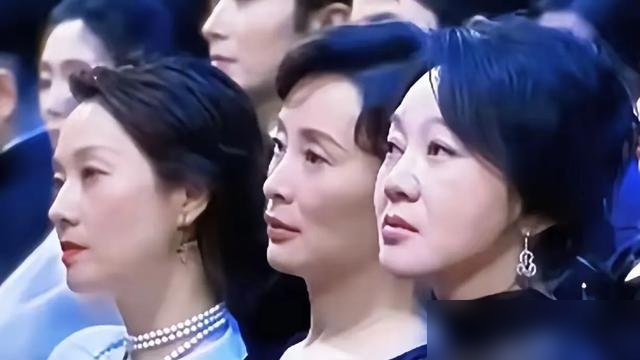 马伊琍穿着拖鞋蹲路边喝咖啡，吴越刚把偷她脸的AI主播干封号了，闫妮还在相亲。
仨人站一块儿，状态全写在脸上。
马伊琍是彻底松下来了，演完被家暴的陈红，转头素颜出街，爱谁谁。吴越正憋着火，作品扎堆上，转头发现有人拿她的脸直播卖货，直接开撕，账号永久封禁。
闫妮最绝，五十多了，大大方方承认单身，不
