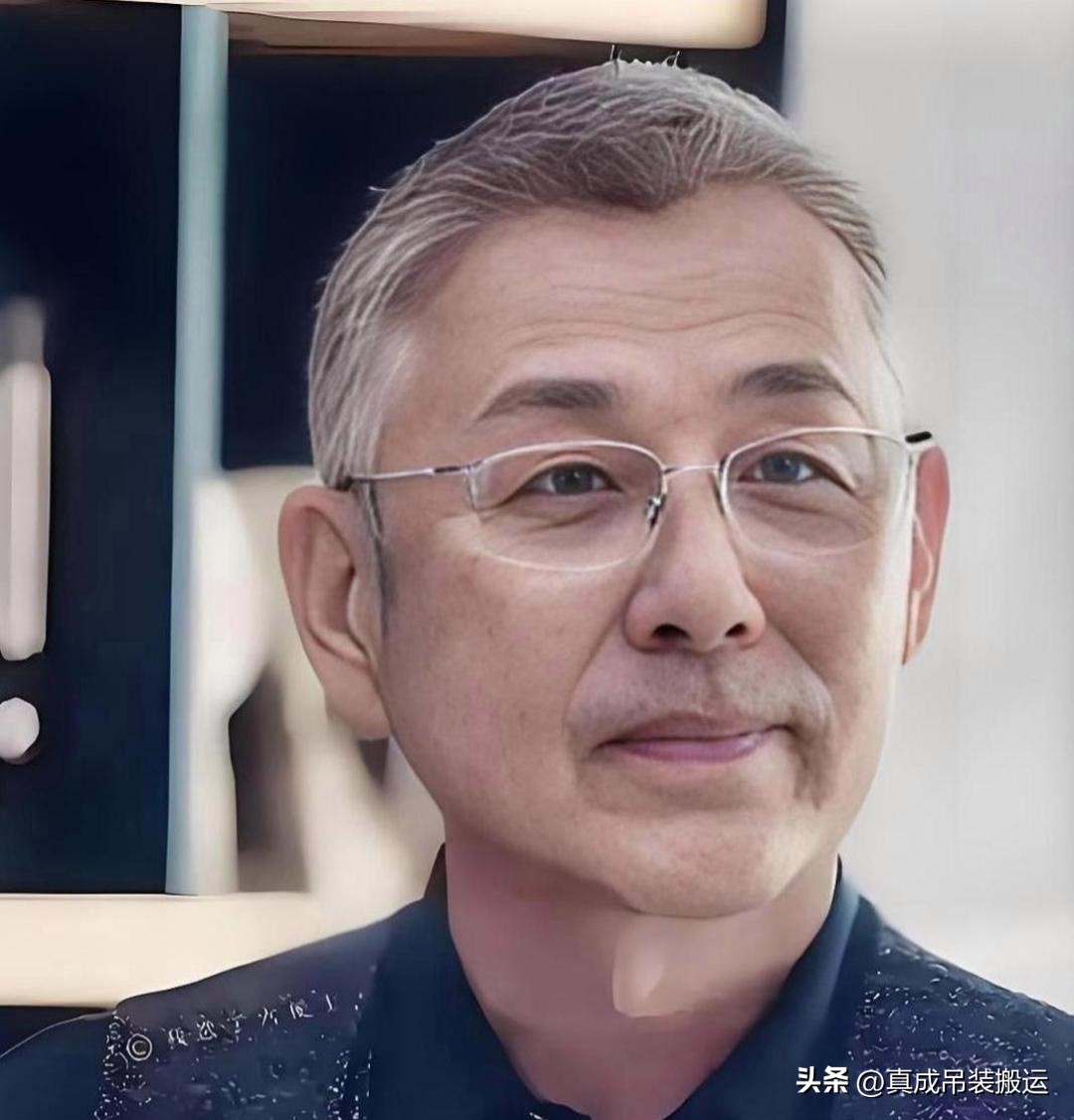 陈道明一句认可，道尽郭麒麟的演员底气
 
横店拍戏时陈道明台词临时卡壳，郭麒麟无缝接戏，语气停顿分毫不差，获前辈盛赞“接得住戏”。这份业内极高评价，源于他极致用心，剧本标注细致到对手换气节点。

走红后他依旧低调，收工独自蹲角落吃盒饭，毫无明星架子。真正通透的处世，是台上扛得住突发戏份，台下放得下身
