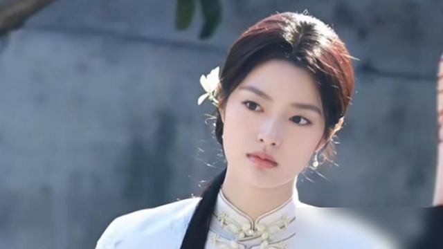 女主戏份拉满，存在感却被俩配角按在地上摩擦。
《玉簟秋》播到现在，徐若晗演的叶平君，清冷女学生，主线全压她身上。结果观众全在聊郭宇欣的陶紫宜，还有周洁琼那个友情出演。配角越出彩，主角越尴尬。
说白了，戏份重不代表戏好。镜头给得再多，抓不住人就是白搭。
徐若晗后面存货倒是不少，跟黄景瑜的现代剧，