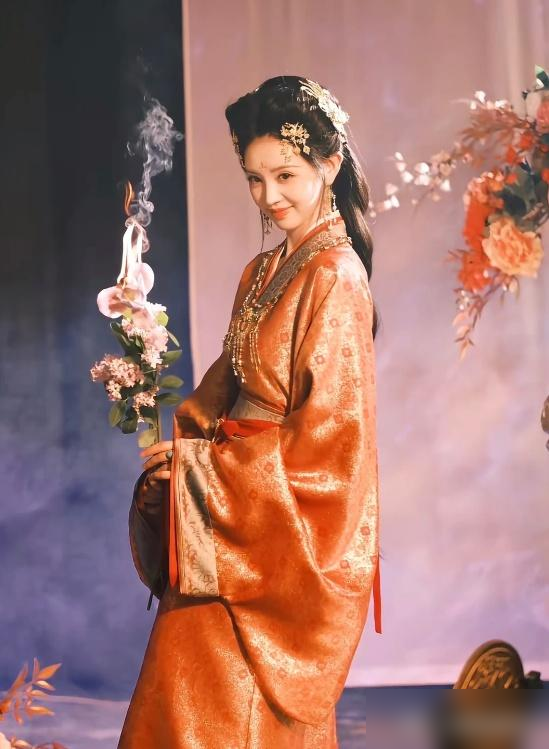 满屏窄脸大眼高鼻梁，不靠衣服认不出谁是谁。男主走出来我以为是男三，换个发型又像男二。
田曦薇好歹一人分饰两角，反差够大。可男主闫桉那张脸，真记不住。古装剧现在全是一个模子刻的，妆造流水线，磨皮磨得鼻梁都虚了。
陈紫函、戴娇倩这些老熟脸一出来，对比更惨烈。新人没辨识度，老戏骨全在演丫鬟妈。
说白