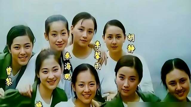 当年顶着“两百年一遇美貌”出道的曾黎，毕业28年居然没几部大女主作品，不少人替她亏得慌。

可你看她当下的状态：大湾区晚会穿素色礼服登台，转头扎进排练厅演话剧《一江春水向东流》，得空还在成都街头做线下直播，脸上压根看不到半点大红大紫的焦虑。同宿舍的张彤更绝，早早退出名利场，嫁给小9岁的圈外人，安稳过