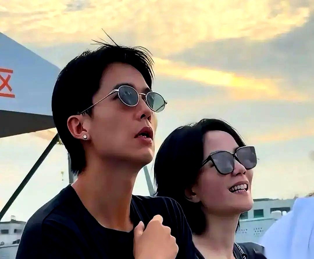当年那桩“李亚鹏带两个女儿坐同趟航班”的旧事里，藏着个极度刺眼的画面。
亲闺女李嫣在头等舱的宽大座椅里落座，继女窦靖童却捏着经济舱的登机牌，头也不回地往拥挤的后排走去。
这事一上新浪娱乐，评论区直接炸了锅。网友们把键盘敲得震天响，满屏的唾沫星子，就差没把“虚伪后爸”四个字死死贴在李亚鹏脑门上。
毕竟