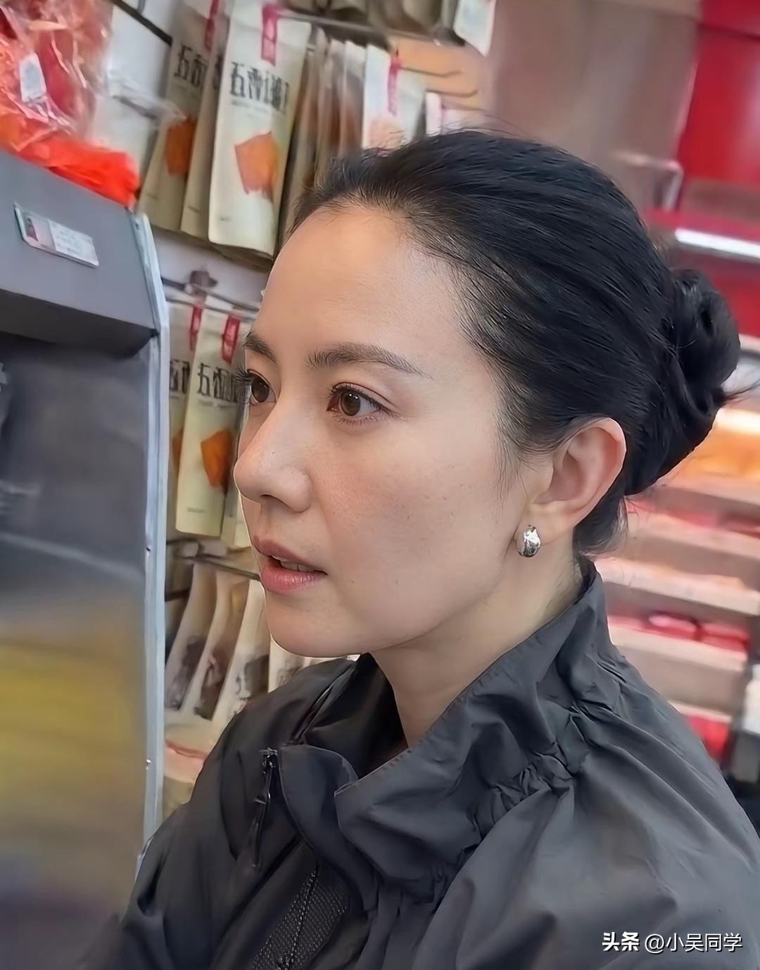 47岁高圆圆逛超市购物被网友偶遇，一身朴素打扮，头发盘起，简单干净的妆容出镜十分耐看，这么多年感觉没怎么变过，反而多了几分韵味，真不愧是众人的“白月光”。
高圆圆与赵又廷结婚多年，还有一一个女儿，高圆圆眼睛还是那么的清澈透亮，估计赵又廷对她也是宠爱有加的，家庭幸福！ ​​​
