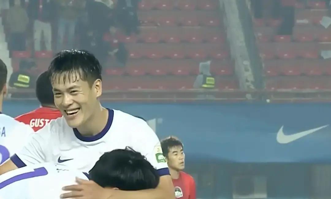 天津津门虎客场1-0拿下河南，保级这事儿，基本上算是稳了

谁敢信啊
赛季还没开打，先给你来个-10分，账上没钱，队里没人，这剧本搁谁身上不是直接预定一个降级名额
所有人都觉得他们死定了，就他们自己不信邪
一场场往回啃，一次次从眼看要完的绝境里爬出来
不得不服于根伟，也得服这支球队的骨头是真的硬
本