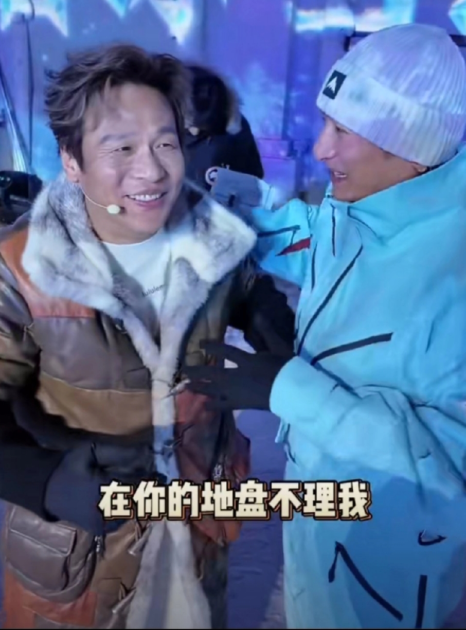 近日某综艺后台再现爆笑名场面，宋小宝与谢娜偶遇李维嘉，竟双双认不出这位...