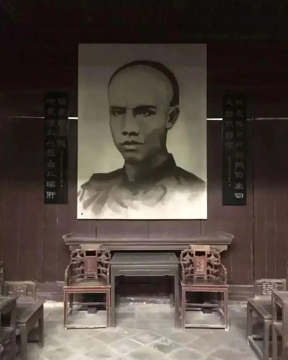 1898年夏，光绪帝的调令送达湖南，召谭嗣同进京参与新政，辞别妻子李闰时，这位三十三岁青年，留下了一句日后成为谭氏家训的遗言：
视荣华如梦幻，视死辱为常事，
无喜无悲，听其自然。
八月初六，慈禧重回紫禁城，光绪被幽禁于中南海瀛台。大搜捕开始，康有为出逃，梁启超避入日本使馆。梁启超赶来相见，拉着他的衣
