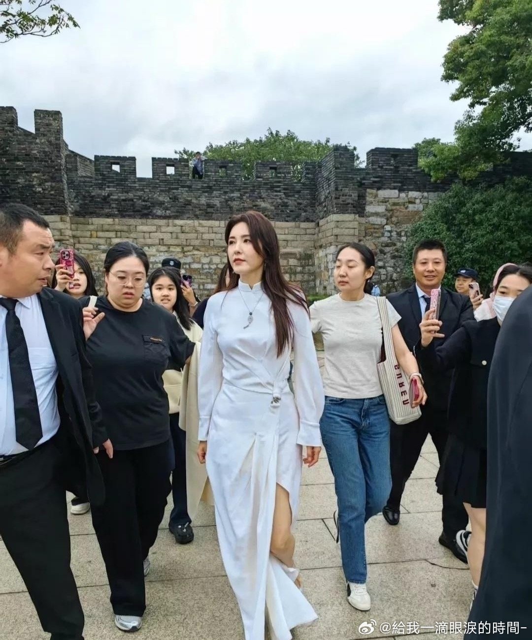 曾黎来苏州了！本人很高很瘦，相机都拍不出她的美貌？ ​