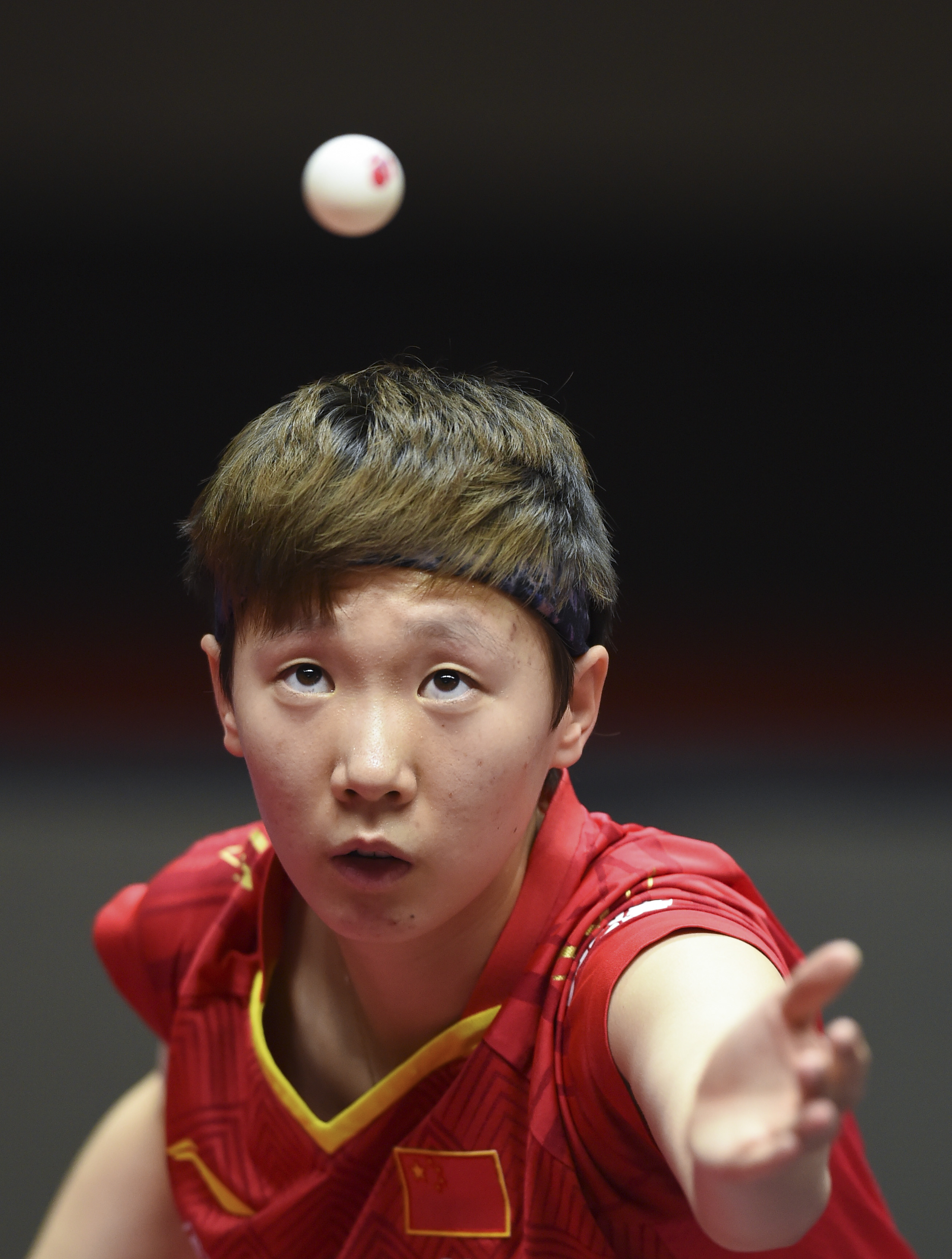 4比0，王曼昱把日本削球手佐藤瞳直接打懵了。10月11日晚，2026年WTT中国大满贯女单决赛落幕，王曼昱横扫对手，成功卫冕。这还没完，她搭档蒯曼拿下女双冠军，连续两年在这项赛事上加冕双冠王。

佐藤瞳是日本队有名的削球手，防守缠人，很多选手跟她打都头疼。王曼昱没给任何机会，四局干净利落拿下。整场比