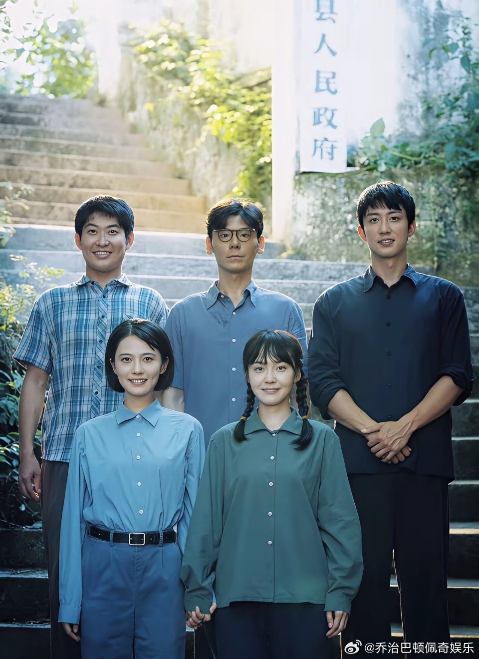 蒋奇明太搞笑了，拍照板板正正像个AI人就算了，怎么连眼镜都不会戴了，镜腿都不挂耳朵～ ​