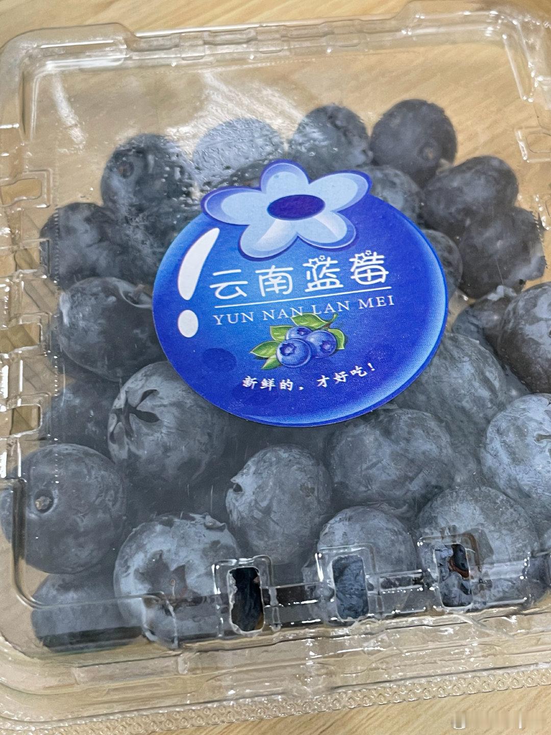 每次正好不开心的时候工位上都会长出水果，很谢谢实验室的哥姐们还有阿姨，本人会铭记用获得、感恩的心态看待一切 ​