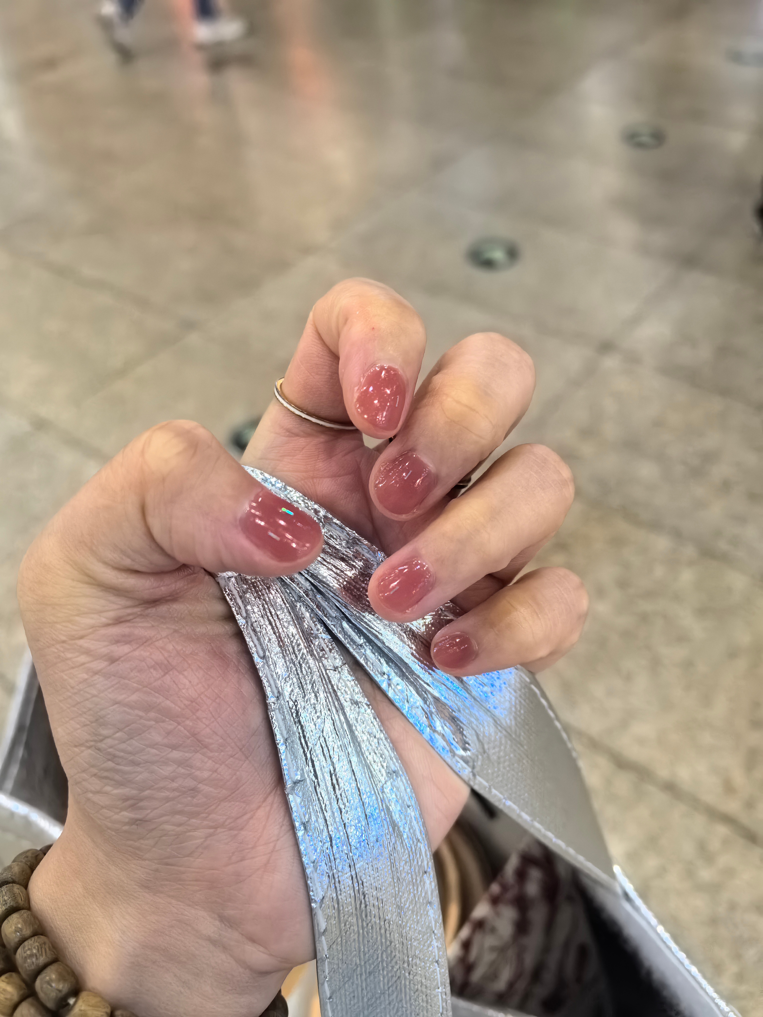 我是今年才突然意识到自己到底有多“小”。

在景迈山拍写真的时候。帮我换衣服的小姐姐还有摄影师一直在说：她真的好小一只！
这种话我听很多次了，就觉得没什么。
直到摄影师把原图导给我，我看着取景框里的自己和周边环境参照物不是很协调的样子，突然就明白了他们是什么意思。毕竟流水线作业，同样 ​