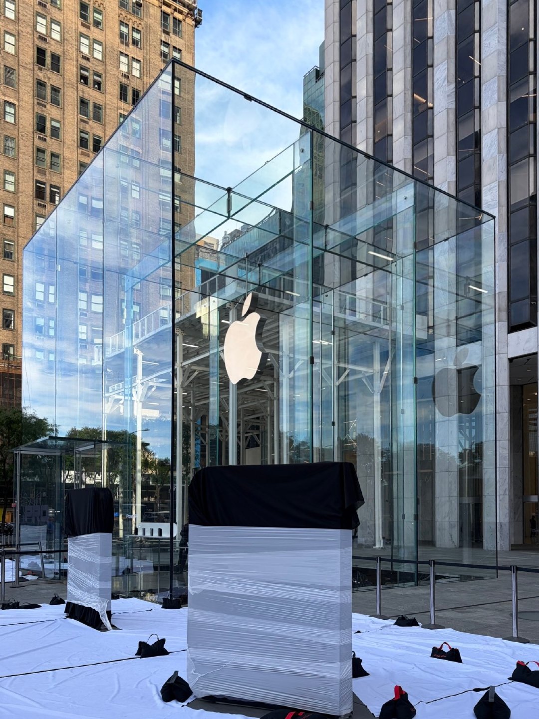 #iphoneduo# 
iPhone Duo 发售，Apple静安、第五大道新道具
明天iPhone Duo就要发售了
Apple静安、Apple第五大道
门口已经摆放好Apple布置的道具，
用布遮挡，明天发售时亮相
大家猜猜新道具是什么🤔
#Apple[超话]# ​