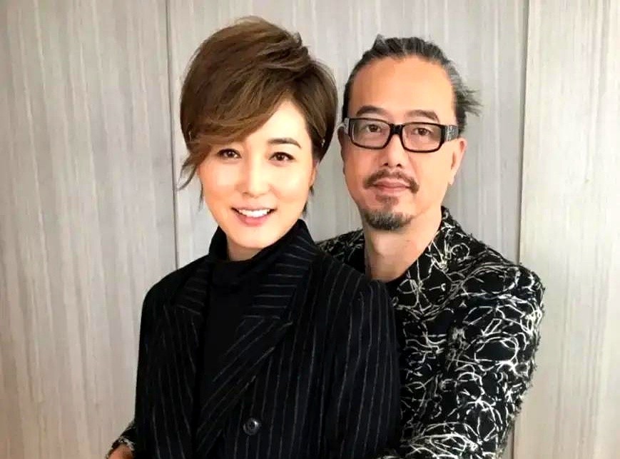 没撕破脸，没争家产，没抢抚养权。结婚20年后，张锦程和张延连离婚都办得像下班打卡一样平静。

两人把离婚协议签完，转身各回各家。没有满地鸡毛，张锦程只留下一句，缘分就像天上聚散的云。

女儿今年刚好21岁。别人家闹离婚，孩子在法庭外哭喊，他俩倒好，早早就把实情摊在饭桌上。

如今女儿早成了能扛事的大