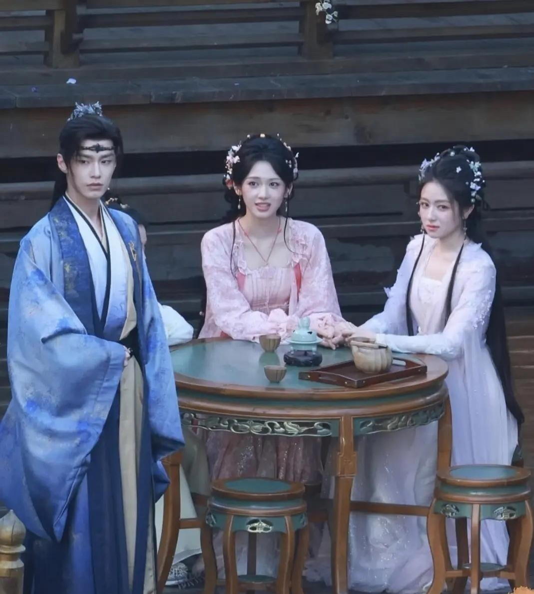 刚才看到一个讨论李兰迪新剧的帖子，说她这次演大女主，造型挺漂亮，但只要跟女配角同框就被抢尽了风头，完全撑不起主角的气场。
我也去看了那个片段，确实是这样。
主角的气场这东西真的很残忍，真不是资源好、给的戏份多就能有的。
两个人站在一个镜头里，都不用开口说话，谁心里有底，谁在硬撑，一眼就能看出来。
剧