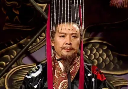 刘备真的是“窝囊皇叔”吗？很多人低估了他最可怕的能力

公元221年，成都。

61岁的刘备正式称帝。

可这个时候，很多人并不看好他。

因为相比曹操的强势、孙权的稳重，刘备看起来始终不像真正的霸主。

他前半生长期寄人篱下，到处逃命，甚至一度连老婆孩子都顾不上。

连后世很多人都觉得，刘备最大的