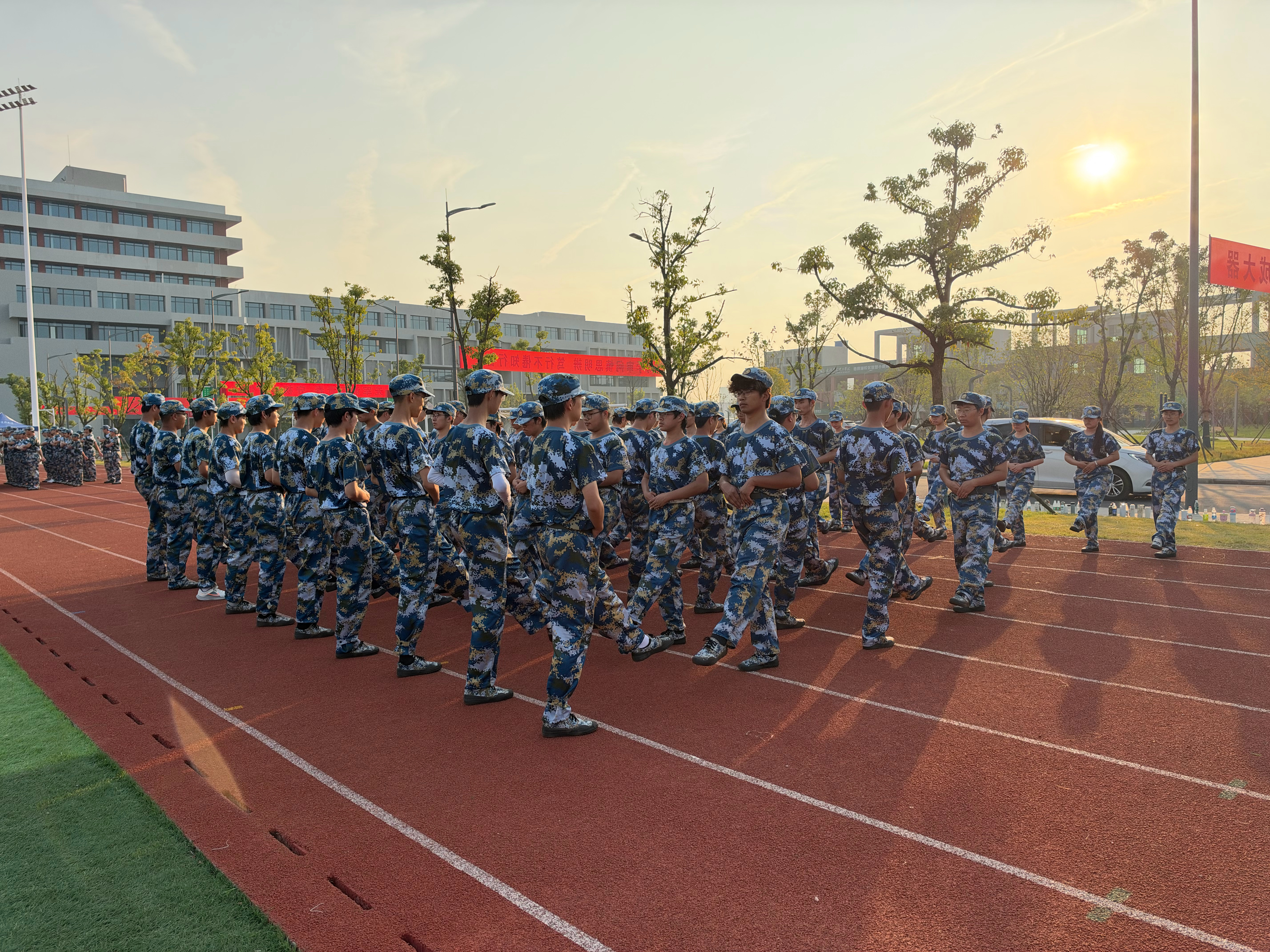 武汉华夏理工智能制造学院
军训是班级形成凝聚力、树立优良班风的关键时期。我校以军训为契机，从严抓纪律、抓作风、抓团结，助力新生班级快速成型、班风稳步养成。

训练期间，各班严格落实军训纪律，做到集合迅速、队列整齐、听从指挥、作风严谨。班主任全程跟班，细致关注每位学生的训练状态、心理 ​