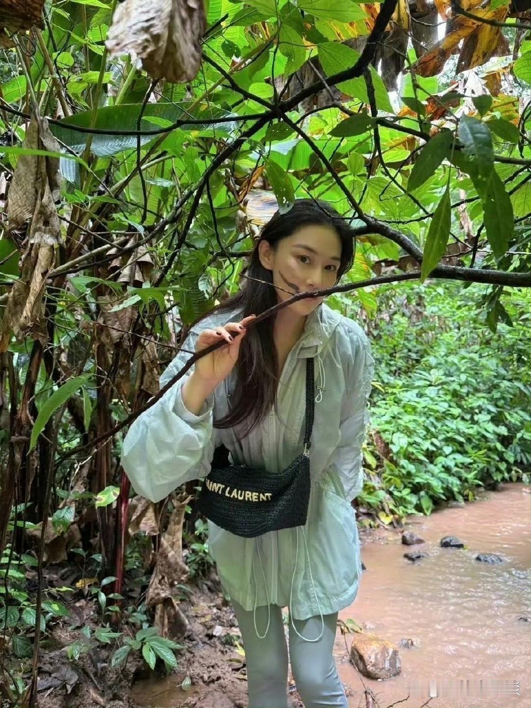 张馨予大方秀恩爱啦！她和何捷拍情侣头像，何捷壮实得很，浑身腱子肉。他们还和妈妈一起去旅游咯！ ​