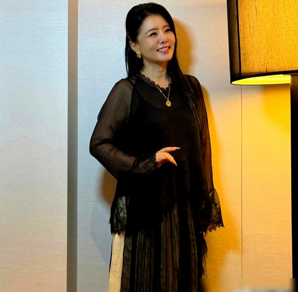 50岁离了婚，把俩儿子都留在国外，龚琳娜一个人跑云南大山里住下了。
当时多少人等着看她笑话，觉得这女人后半生算完了。结果呢？人家在苍山脚下种菜练功，天天对着大山吊嗓子。一开口，直接把全网震了。
《乘风2023》初舞台，那首烂大街的《爱如火》让她用京剧戏腔一唱，评委都坐不住了。355分，评论区清一