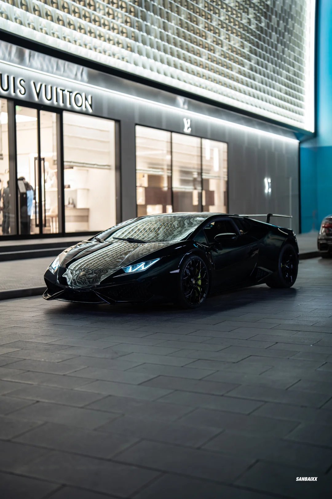 又偷偷把车停到武汉Skp门口拍照了，你看行吗