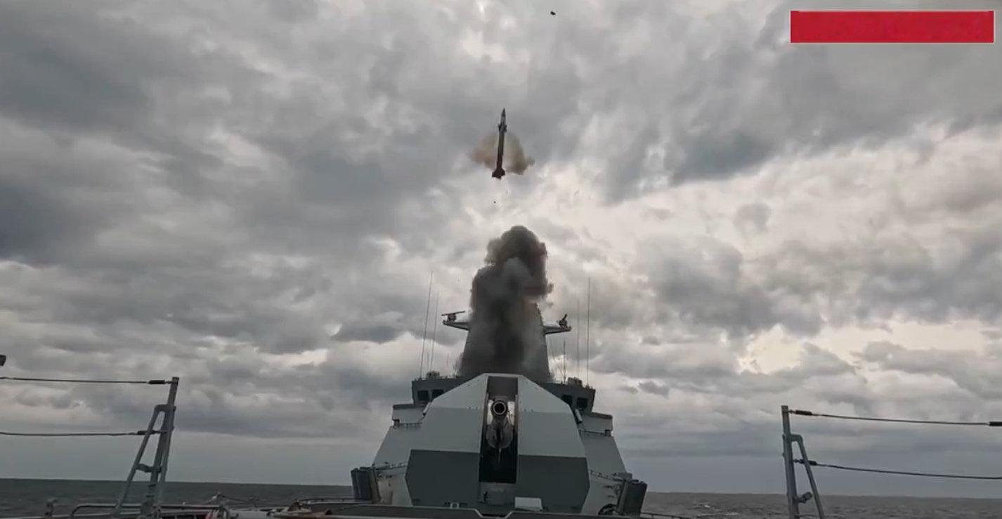 俄军20380型护卫舰发射一坑四弹的9M100近程舰空导弹。 ​​​​