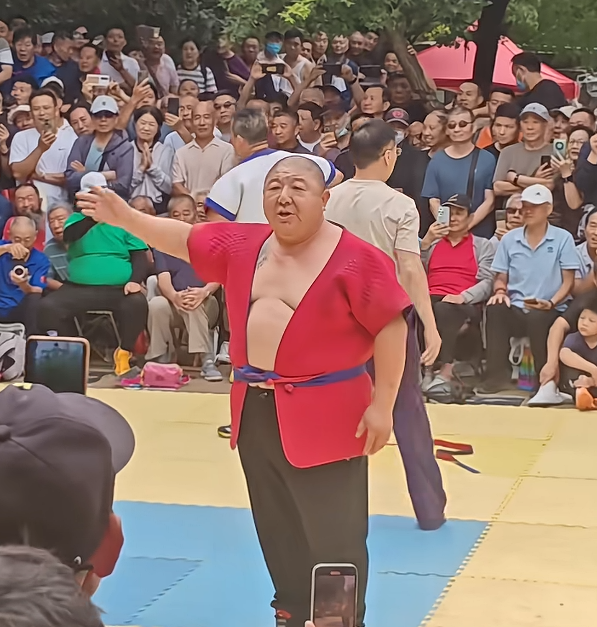 太遗憾！山东济南英雄山跤场正式迎来“终章”，刘旗含泪告别舞台，现场里外围了十多层