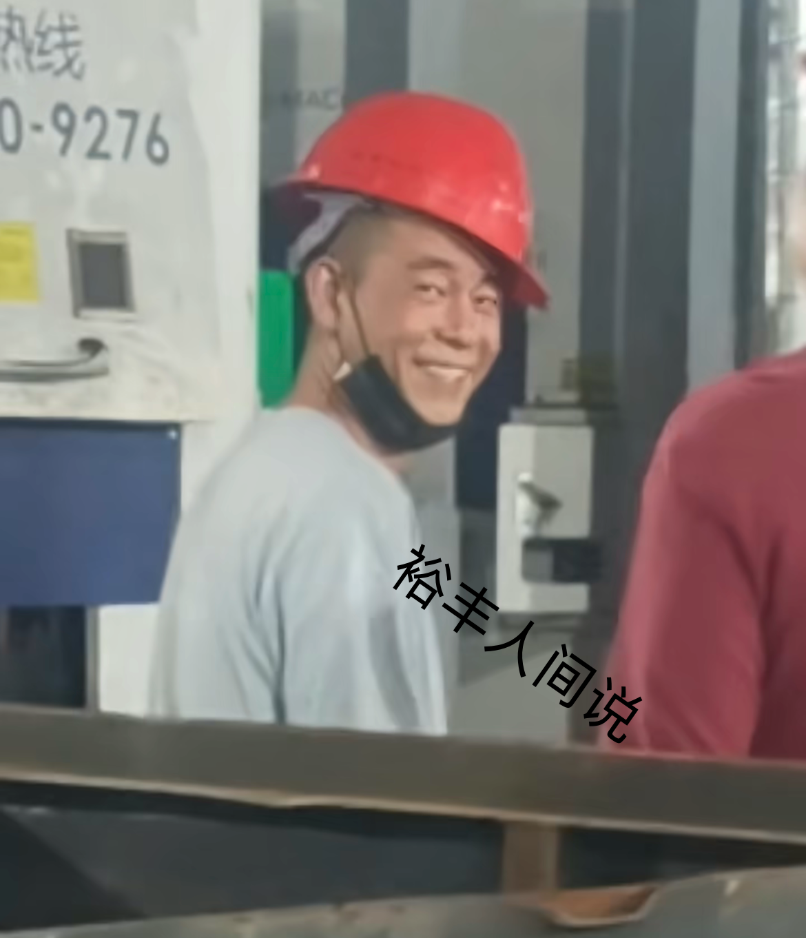曝酷似陈小春的福建大哥将会在16号开播！拍摄者已主动离职，更多细节曝光，的确曾在广东待过，是否有梅花胎记以及“抱养”目前都是未知数。

2026年10月14日，福建宁德霞浦一家工厂的车间里，一名47岁的激光切割操作工被刚入职不久的同事随手拍下工作画面。视频发到网上后迅速炸开。侧脸、眉骨、嘴角的弧度，