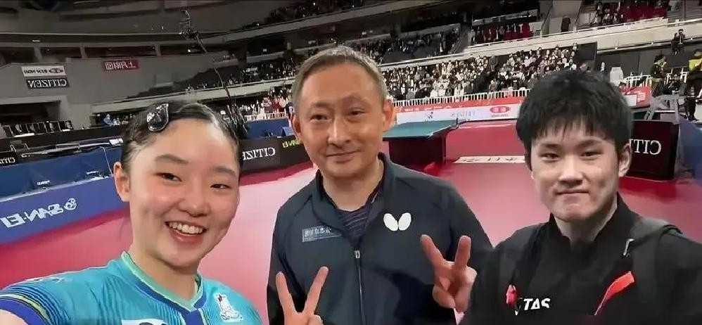 王一博这次去香奈儿看秀，整个人瘦脱了相，脸上那种少年气也跟着没了。

他从《人鱼》剧组直接飞过去，身上还带着角色没褪干净的劲儿。大半年都泡在剧组里，为了新电影的角色把自己生生瘦了一大圈，连轴转着根本没空喘口气。
他早就不是那个只需要在舞台上发光的男孩了，他现在是演员王一博。他卯着劲儿把自己扔进一个个