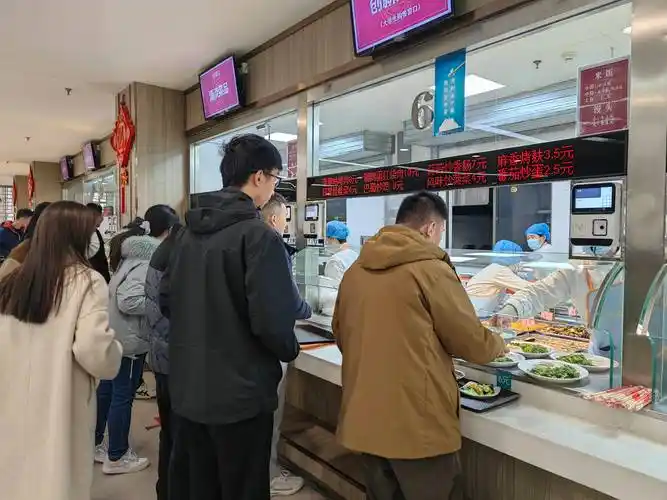 家长给大一新生每月3000生活费，连外卖钱都算好，这笔账到底该怎么算

3000元生活费背后的代际契约：一场关于信任与放手的成人礼

浙江传媒学院新生报到现场，一位家长将3000元生活费交到孩子手中，这笔钱甚至预留了外卖开销。看似寻常的开学场景，实则映射出当代家庭教育中一场静默的变革——金钱在此刻不