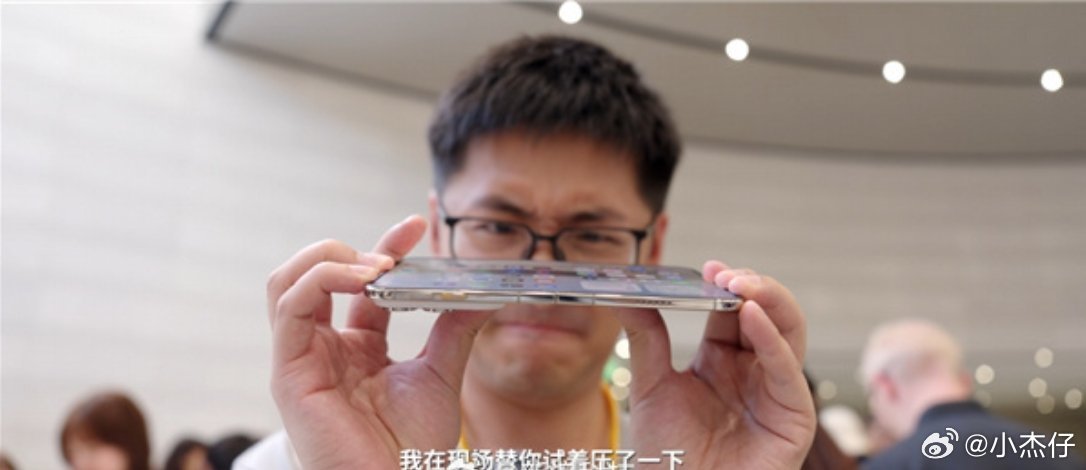 #影视飓风Tim反掰iPhoneDuo被质疑#
只因为它是苹果，所以不能质疑？

这不是一个产品在开发时，该考虑的worse case？

反掰，不管是有意还是无意，生活中都是可能遇到的，比如不懂事的熊孩子掰它玩！

Tim只是从用户角度，替大家测了一下而已！ ​