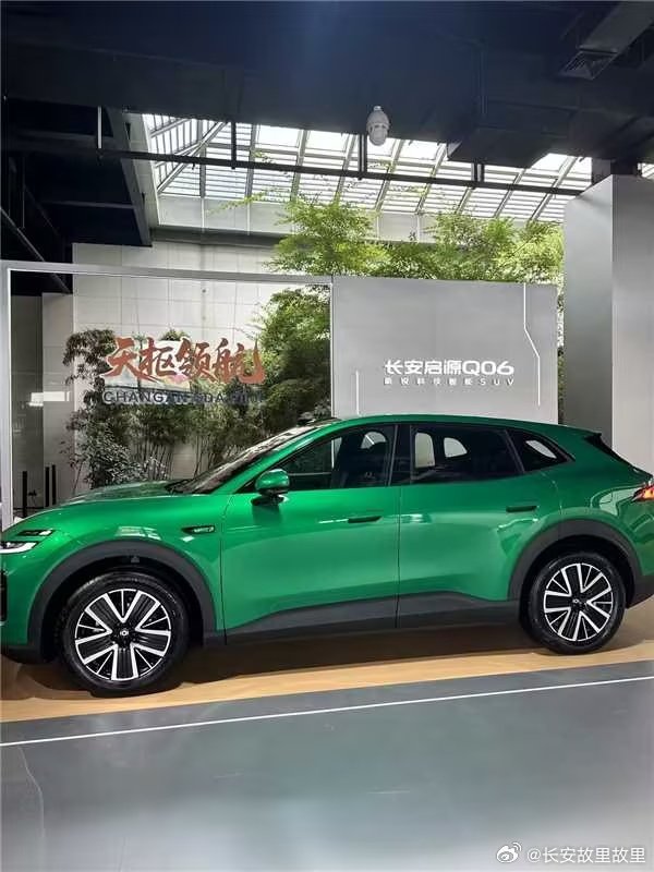 绿意漫过田埂，风在枝头停驻    #长安汽车# ​
