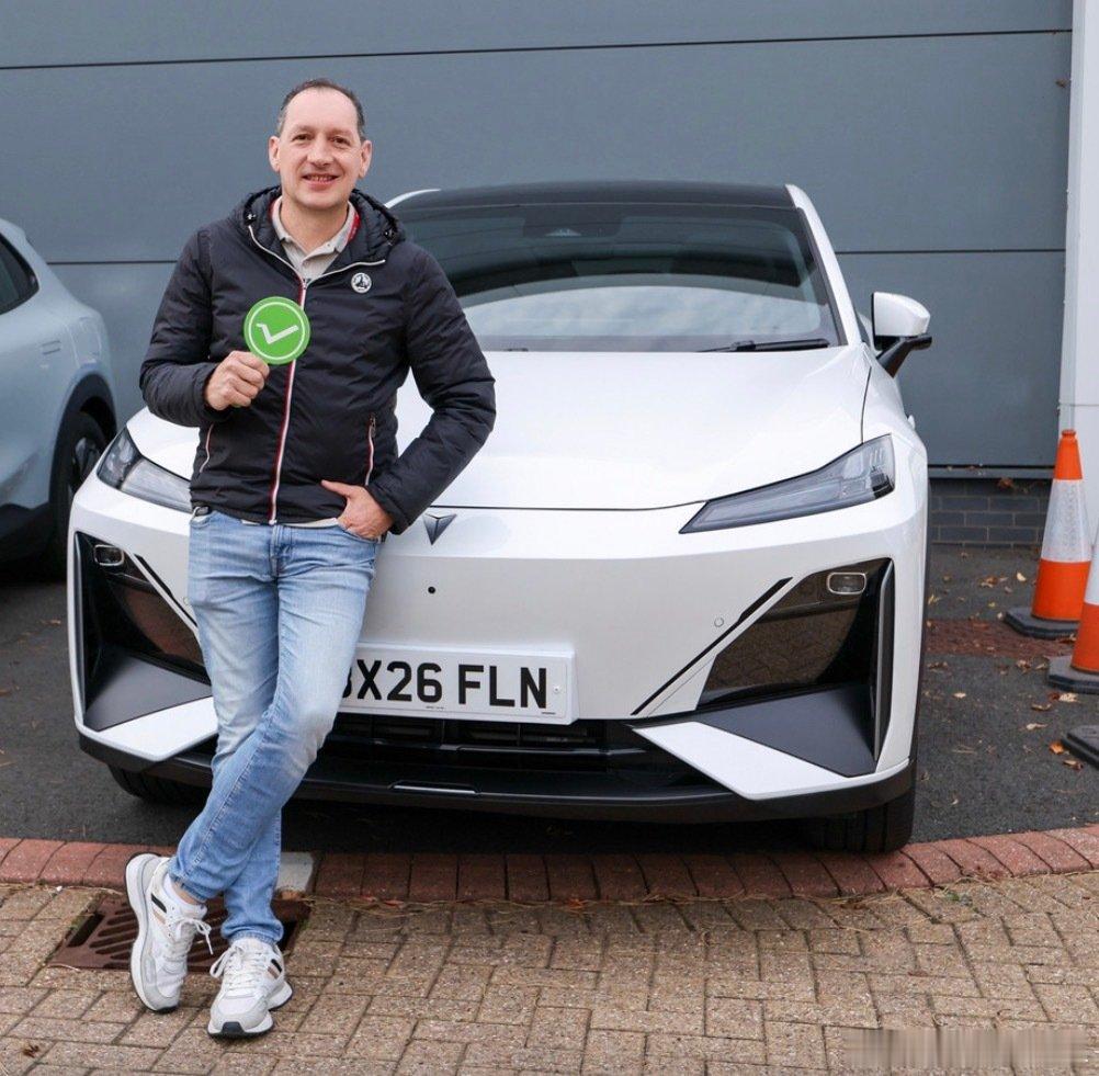 国内太卷了，车企都抢着出海了#长安汽车 ​