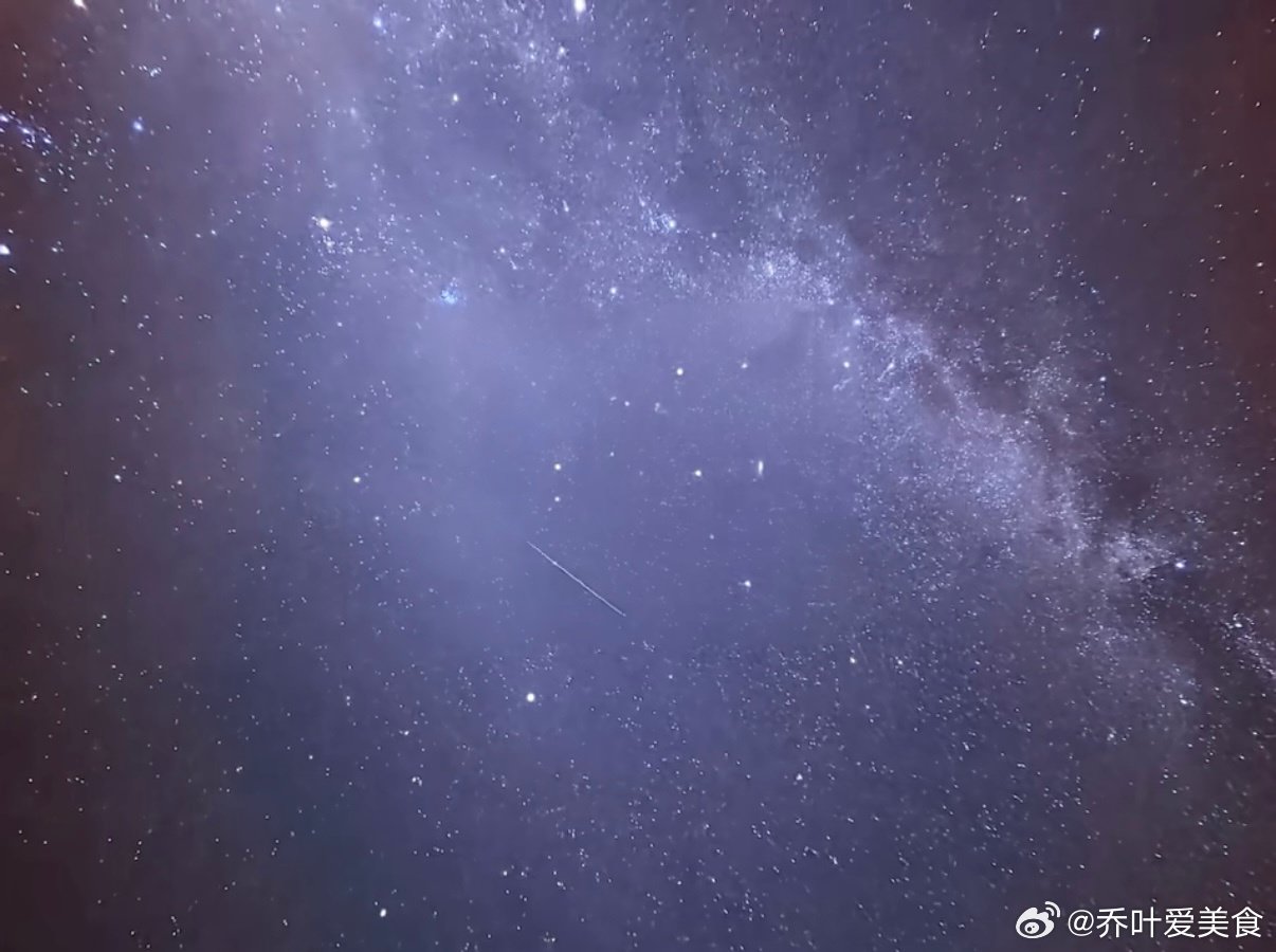 昨晚上大家都看了日全食与英仙座流星雨了吗？我只有早上起来抄朋友圈的图了 o(^▽^)o[挤眼]#月全食[超话]# ​