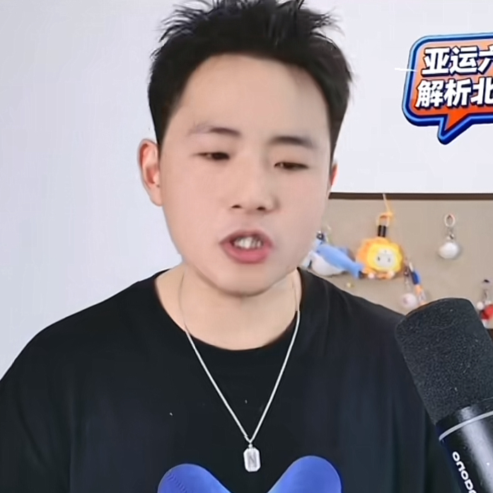 乒乓球主播成导说：
现在王楚钦的舆论环境太差了，
有不少极端粉丝总是说大头，
赢了说，输了骂，
总的来讲怎么也不对。

成导分析说：
这些人为什么总是非议大头呢？
因为大头太优秀了！
不仅打球优秀，
技术实力雄厚，
而且长相，家庭条件都好，
有的人赶不上大头，
就贬低他，非议他，甚至谩骂他，
典型的