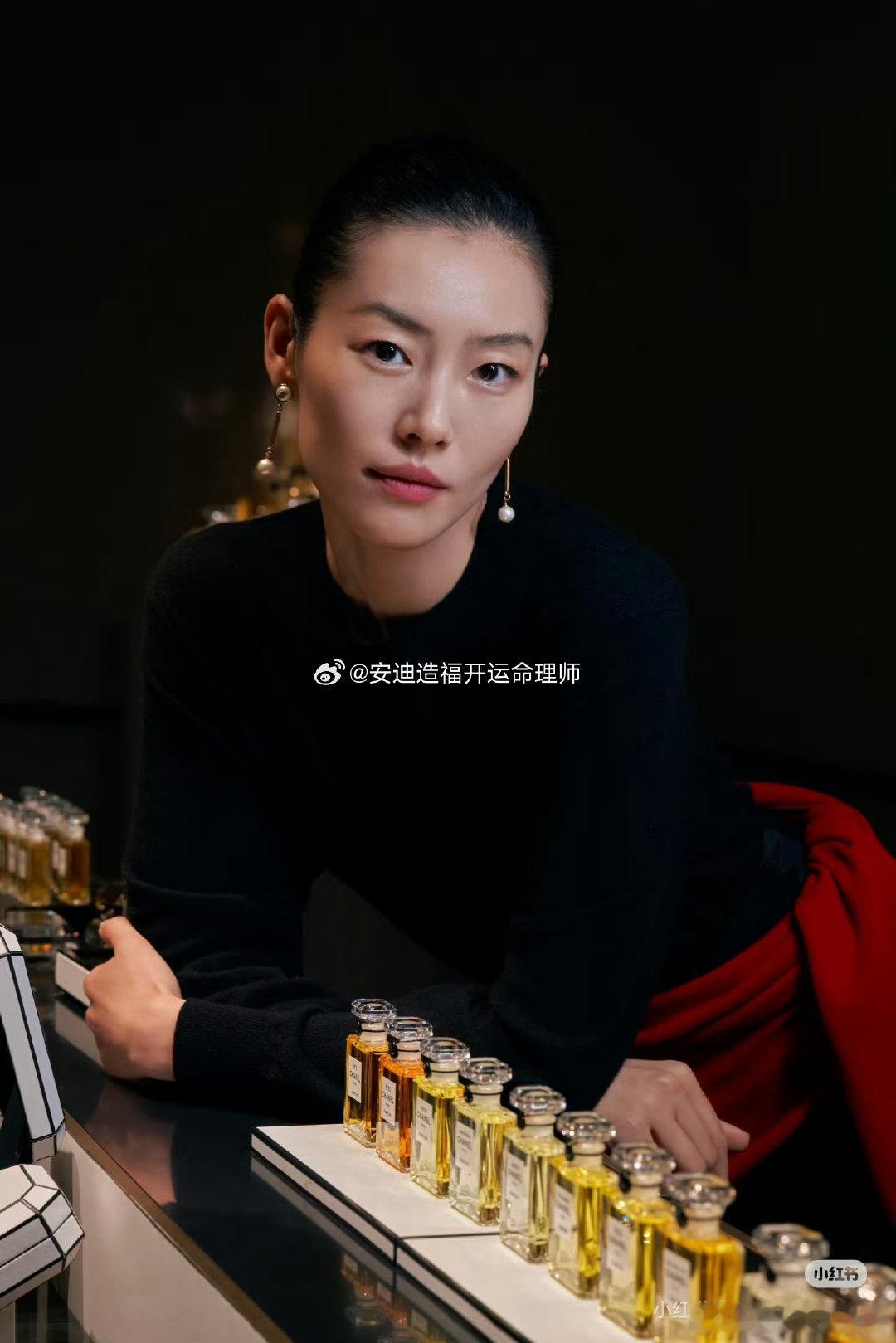 #刘雯全球收入第三的超模#
相书讲：大富贵在骨，小富贵在皮；神稳，则财禄可久。眼型狭长丹凤眼，眼神定而不散。不笑自带清冷疏离，笑时暖意流露，一冷一热收放自如。神不浮，财不飘。这种骨相，不属于甜美的皮相美人，胜在格局气场。她的财富密码在于驿马！ ​