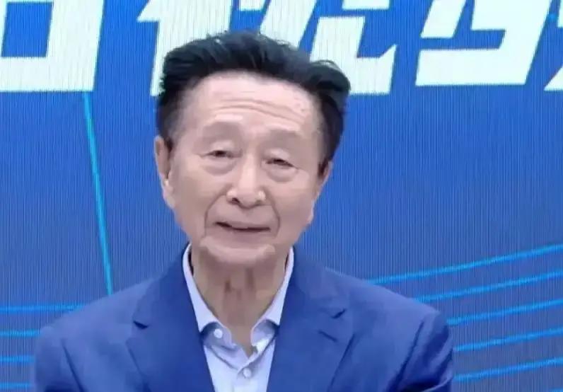 87岁名嘴宋世雄近况曝光，独自一人住在北京工体附近的养老院，儿女都在国外，身边连唠个知心嗑的人都没有！
他把最后一张卡片工整地摆到窗台上，才去按铃让护理员送早饭。今天要排一九九零年北京亚运会的男篮决赛，中国队对菲律宾队，数据都在他脑子里，不用查，但他还是一个字一个字地往卡片上誊：第三节还剩五分四十秒