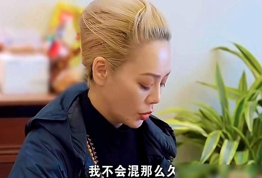 宁静给新人捅破娱乐圈真相：我不假，但我没那么真！
这次上综艺给董思成讲生存法则，直白说社会上不能全露真心，留三分底线才能防身。
混圈几十年她一直说大实话，早年就公开认了娱乐圈有潜规则，自己靠火爆脾气让旁人不敢越界。她连圈内闺蜜都没几个，直言演员天生带竞争，没必要硬凑亲密。
哪里都是这个理，成年