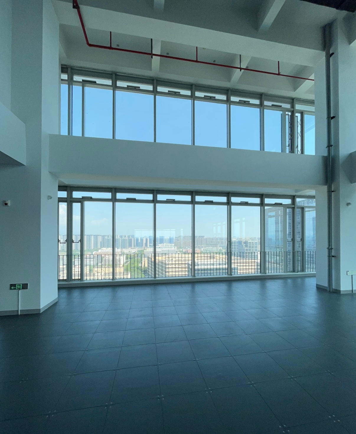 环境和圈子非常重要.

①环境影响、塑造人，而不是反过来

②人只有见过、看过，才会相信并努力

和好友去他朋友的新场地喝茶，城投新建的园区.

拿了一栋楼，现在正在紧锣密鼓的装修中.

每层楼都有一块主营业务.

海外Ai短剧、展厅直播、私域运营、MCN、Aigc算力、跨境电商.

楼下还规划有自建的餐厅 ​