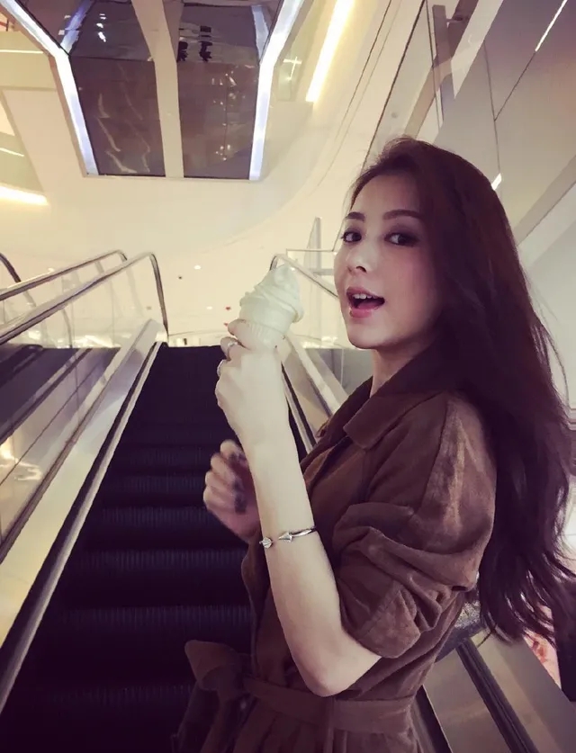 豪门太太方媛拿着一根冰淇淋，方媛是一位很美丽动人的有钱人[赞]